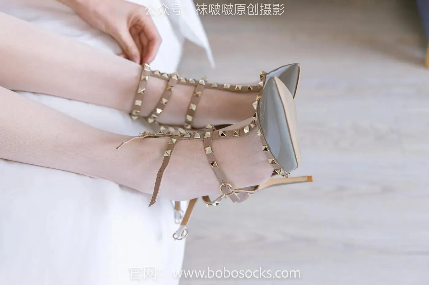 [BoBoSocks袜啵啵]NO.154 小甜豆-两双高跟鞋、珠光白丝、女仆装 [200P]插图3